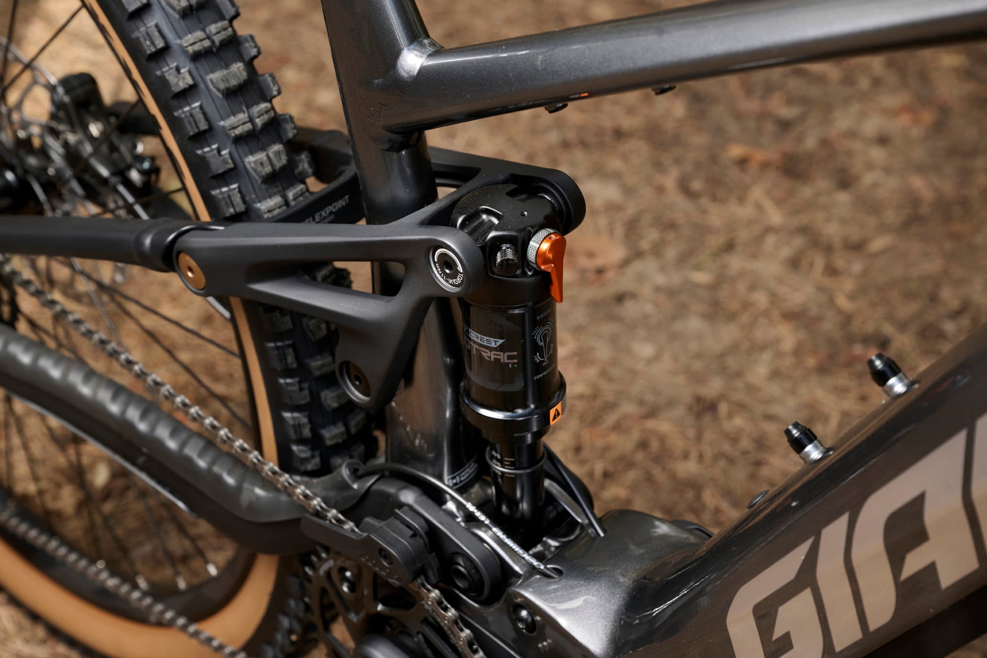 Giant Stance E+ 1 Charcoal 2027 - 800 Wh